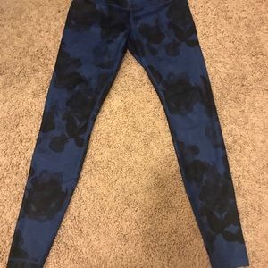 Lululemon Black and Navy RARE WunderUnder leggings